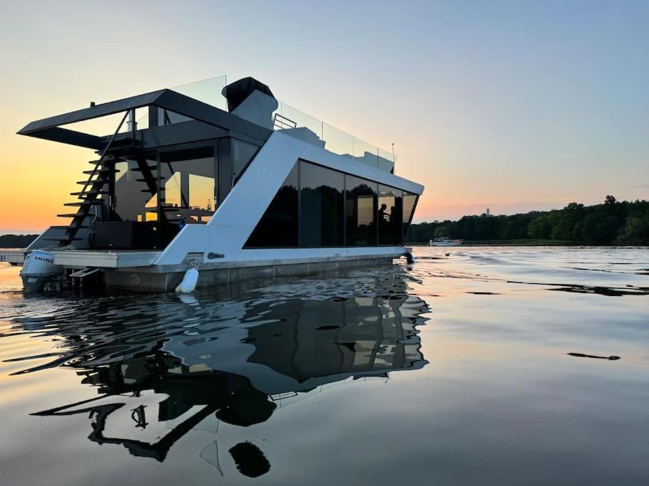 Wave-lounge, Exklusives Hausboot In Botel Berlin