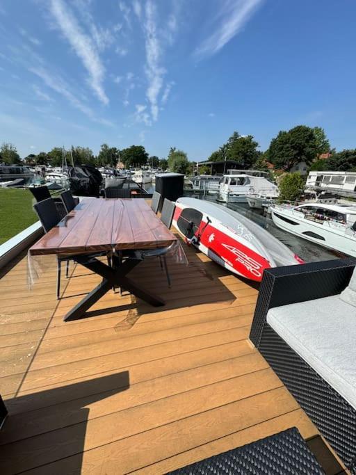 Wave-lounge, Exklusives Hausboot In Berlin