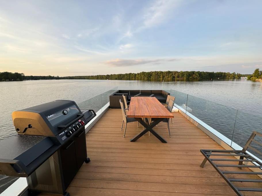Botel Wave-lounge, Exklusives Hausboot In *