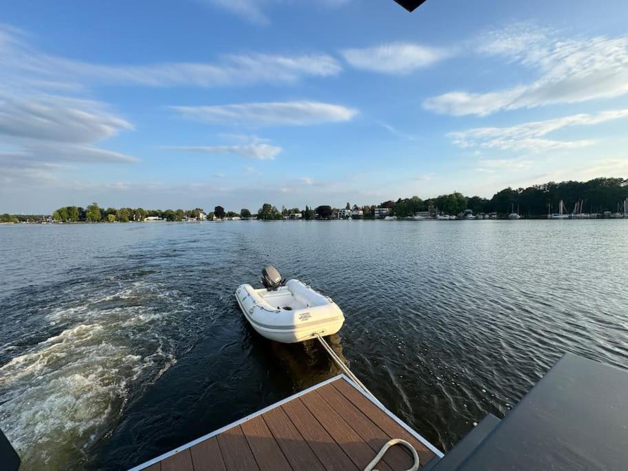 Wave-lounge, Exklusives Hausboot In Botel Berlin