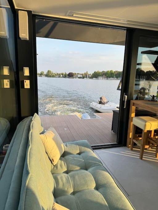 Wave-lounge, Exklusives Hausboot In *