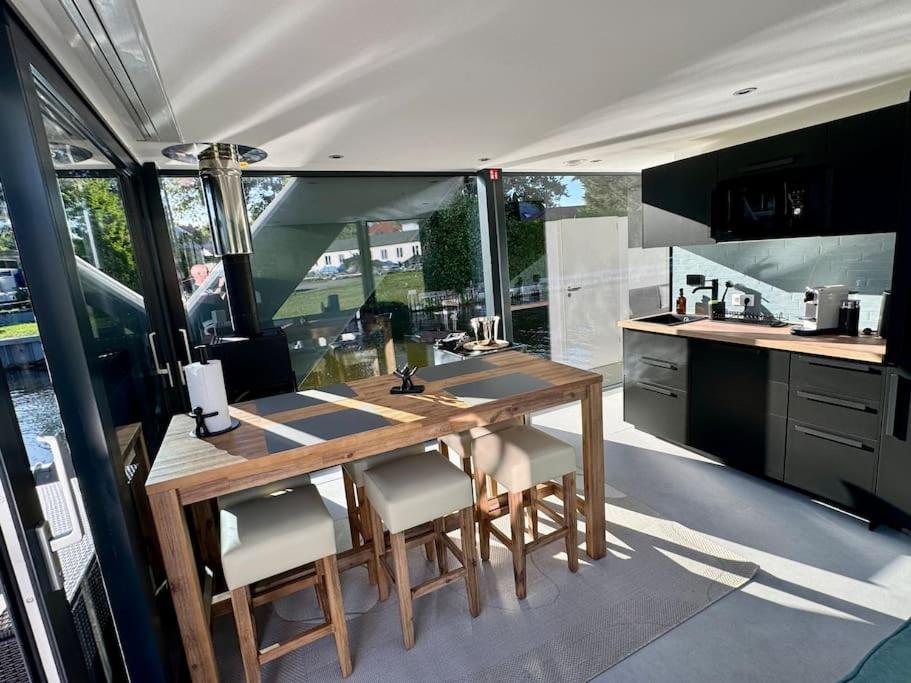 Wave-lounge, Exklusives Hausboot In Berlin
